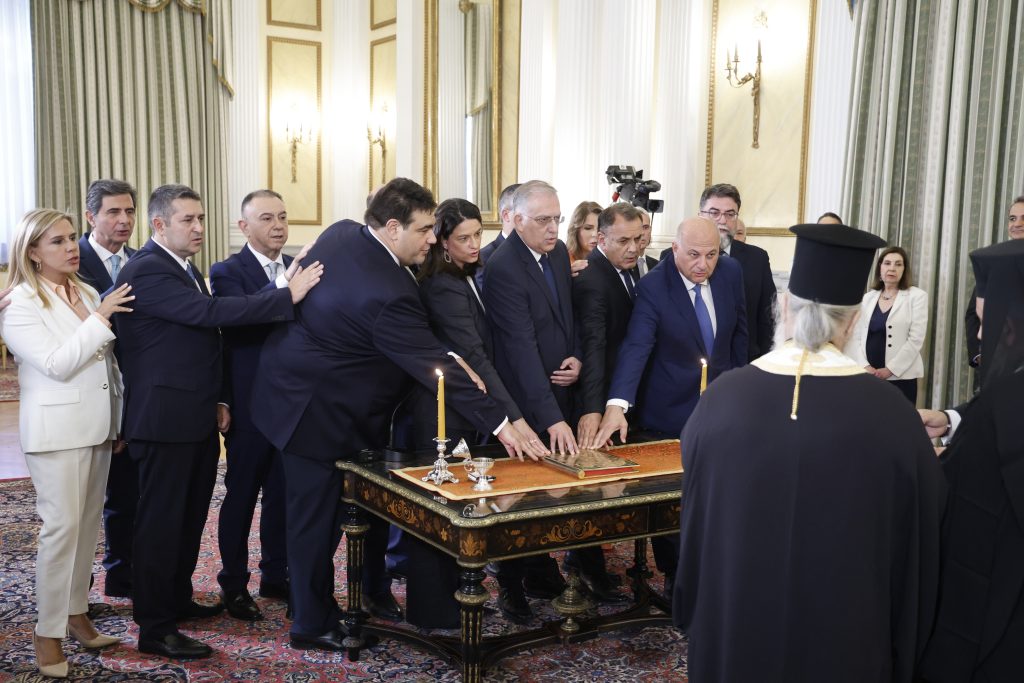 Ορκίστηκαν και ολοταχώς για τα πόστα τους οι νέοι υπουργοί και υφυπουργοί