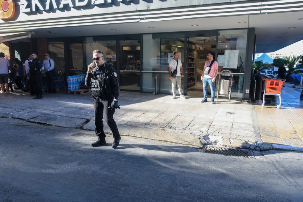 Νεκρός και βαριά τραυματίας σε ανταλλαγή πυροβολισμών έξω από σούπερ μάρκετ στο Πασαλιμάνι