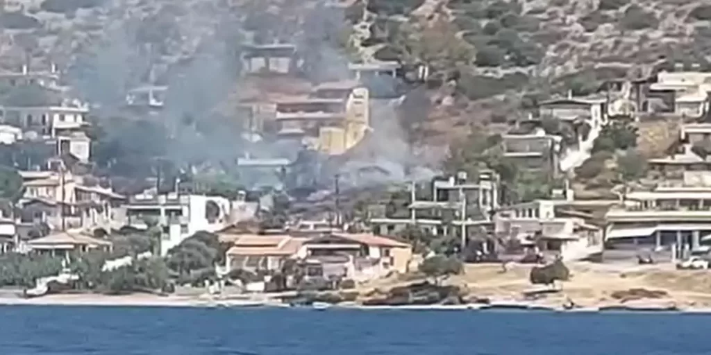 Συναγερμός για πυρκαγιά στη Σαλαμίνα!