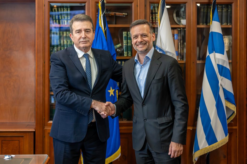 Χρυσοχοΐδης και Δούκας έδωσαν τα χέρια!