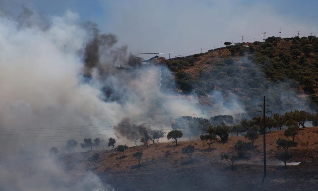 Φωτιά Κερατέα: Εθελοντής πυροσβέστης πατέρας 4 παιδιών έσβηνε τις φλόγες αλλά κάηκε το σπίτι του