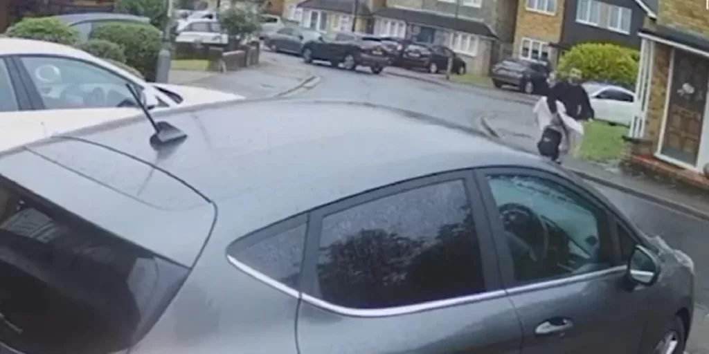 Βίντεο ντοκουμέντο: Ο δράστης με τη βαλλίστρα αποχωρεί λίγο μετά το τριπλό έγκλημα στη Βρετανία