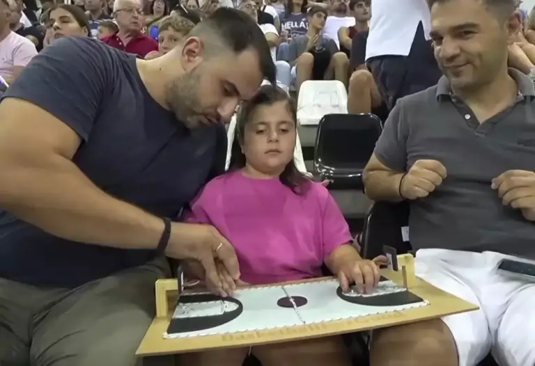 Κοριτσάκι με πρόβλημα όρασης απολαμβάνει το φιλικό της Εθνικής με βοήθεια ειδικών (video)