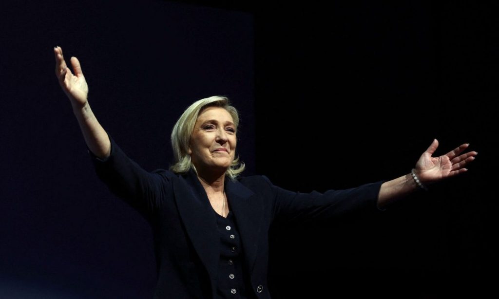 «Λεπέν: Εξαφάνισα τον Μακρόν»: Ο γαλλικός τύπος για τη.. νίκη της ακροδεξιάς