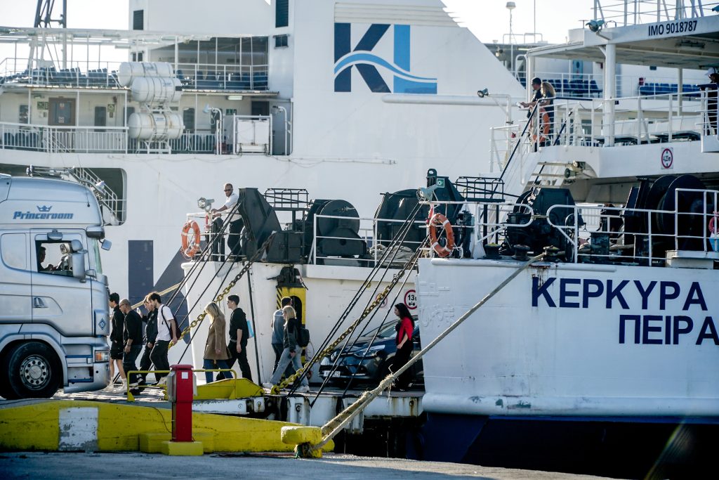 Φεύγουν οι πρώτοι αδειούχοι για τα νησιά! (ΒΙΝΤΕΟ)