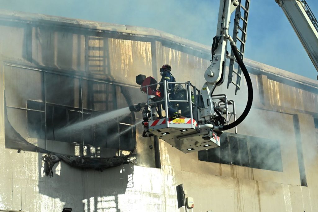 Καίγονται εργοστάσια στις Αχαρνές