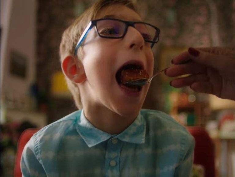 Σποτ «καμπανάκι» στους γονείς για την παιδική παχυσαρκία (VIDEO)