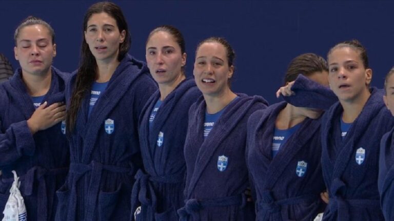 Δάκρυσαν στον ύμνο τα κορίτσια του πόλο και μαζί τους όλη η Ελλάδα! (VIDEO)