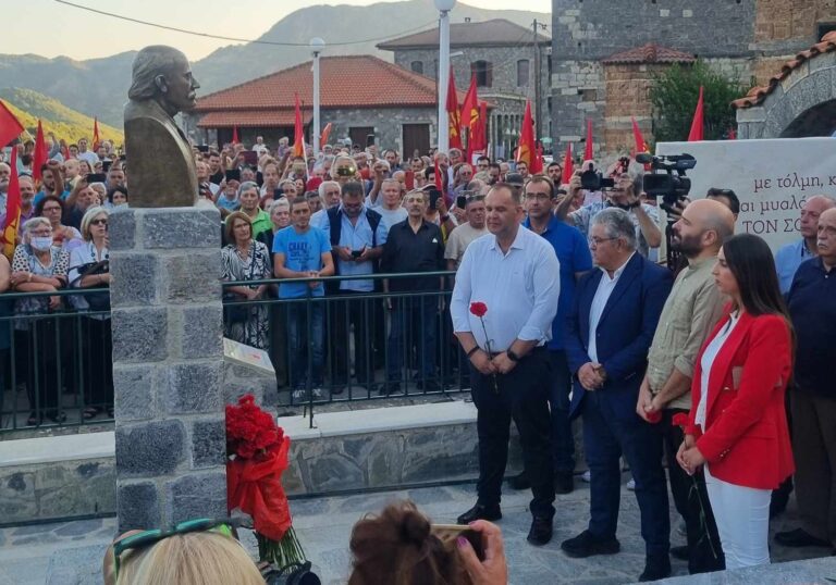 Συγκίνηση Δ. Κουτσούμπα στην προτομή του Νίκου Πλουμπίδη