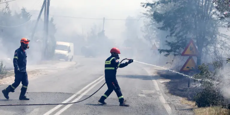Φωτιά στον Τρίλοφο Θεσσαλονίκης: Πυροσβέστης στο νοσοκομείο