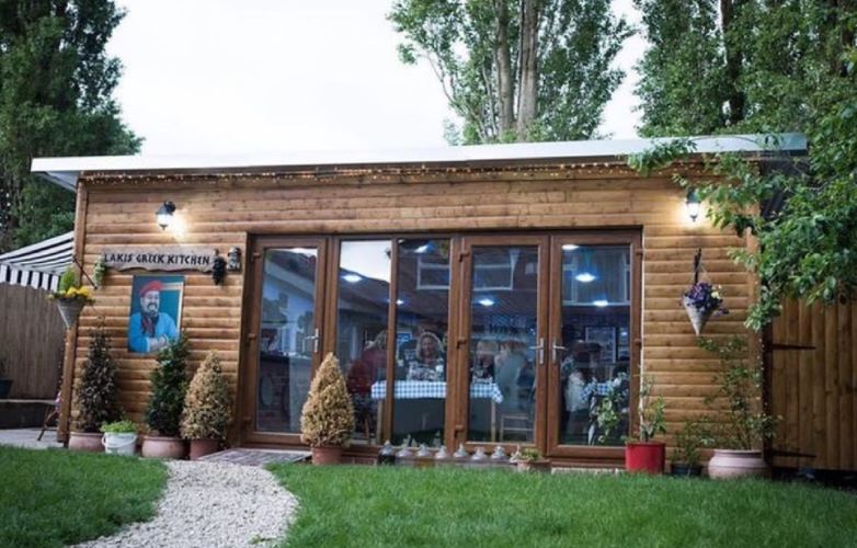 Βρετανία: Άνοιξε ταβέρνα για την μνήμη του πατέρα του στον κήπο του σπιτιού του (PHOTO)