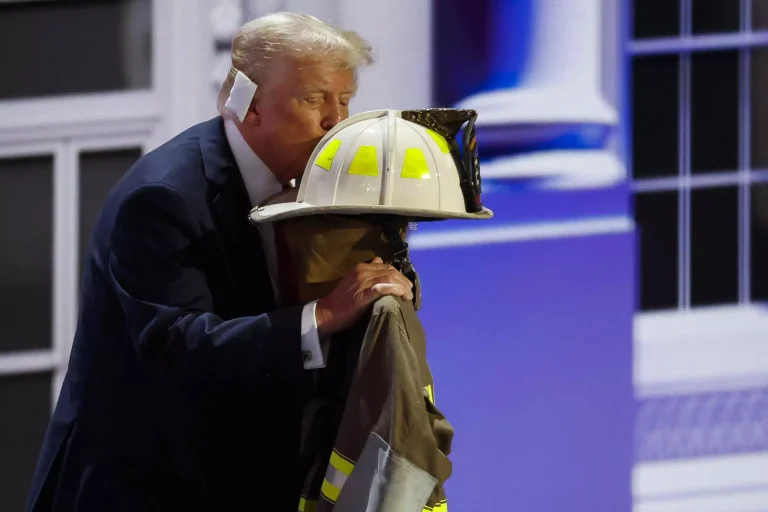 Σόου Τραμπ που φίλησε το κράνος του νεκρού πυροσβέστη (PHOTO)