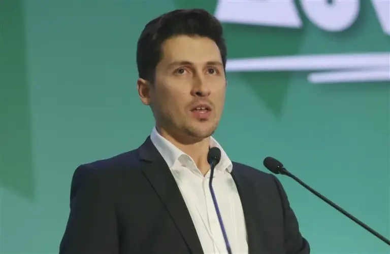 Ποιοι και γιατί «σφάζονται» στην ποδιά του Χρηστίδη