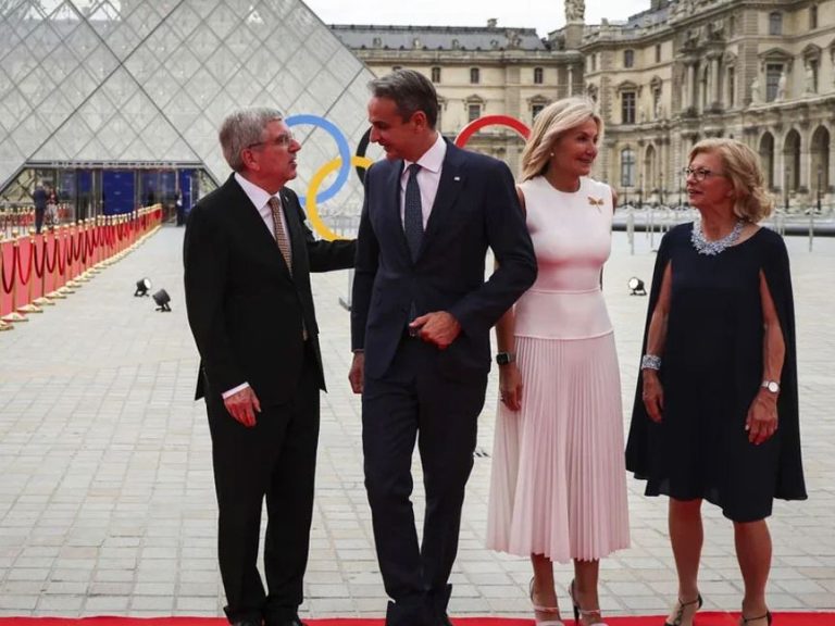 Το δείπνο Μακρόν στo Λούβρο – Κυριάκος και Μαρέβα έδωσαν το παρών (PHOTO +VIDEO)