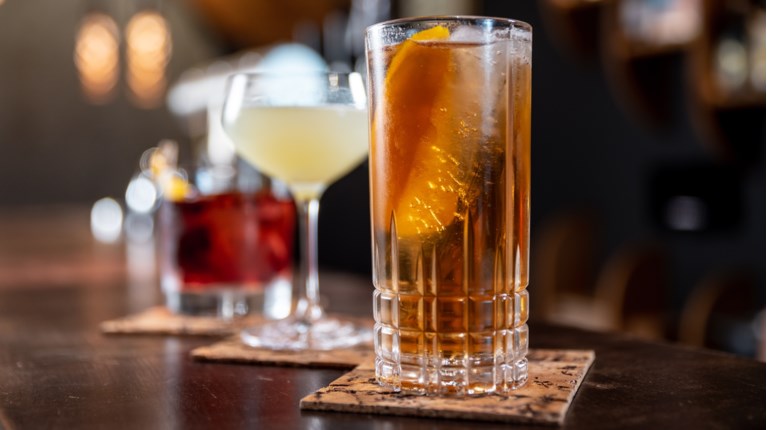 Θύμα άγριου ξυλοδαρμού έπεσε ένας 45χρονος καθηγητής σε πλωτό μπαρ στη Θεσσαλονίκη