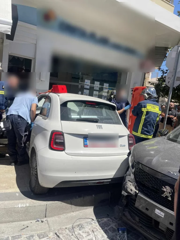 Κρήτη: Αυτοκίνητο έπεσε σε βιτρίνα καταστήματος (photos)