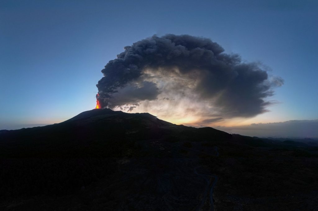 Nuova eruzione dell’Etna in Italia (VIDEO)