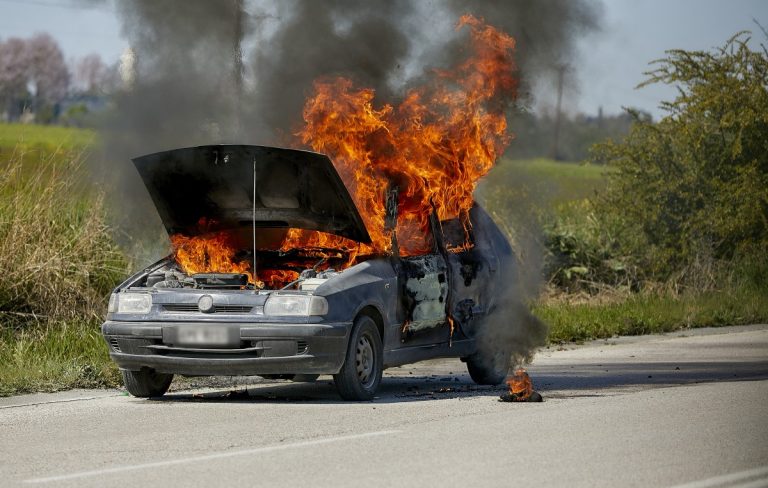 Πρέβεζα: Αυτοκίνητο «τυλίχθηκε» στις φλόγες εν κινήσει