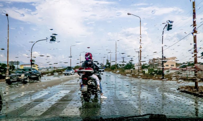 Κακοκαιρία: Έφτασε στην Αθήνα, βρέχει στα βόρεια προάστια