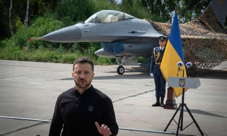 Ζελένσκι: Aπέπεμψε τον διοικητή της Πολεμικής Αεροπορίας μετά τη συντριβή αεροσκάφους