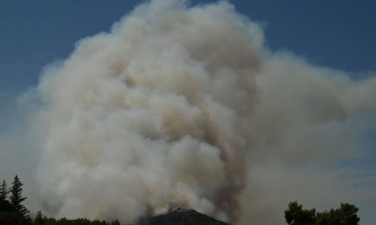 Διεθνή ΜΜΕ για την πυρκαγιά στην Αττική: «Σκοτείνιασε ο ουρανός πάνω από την Αθήνα»