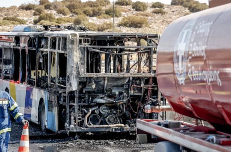 Το λεωφορείο στη Βουλιαγμένη που έγινε παρανάλωμα του πυρός (photo)