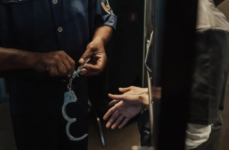 Χειροπέδες σε 44χρονη για εμπρησμό στην Αρκαδία