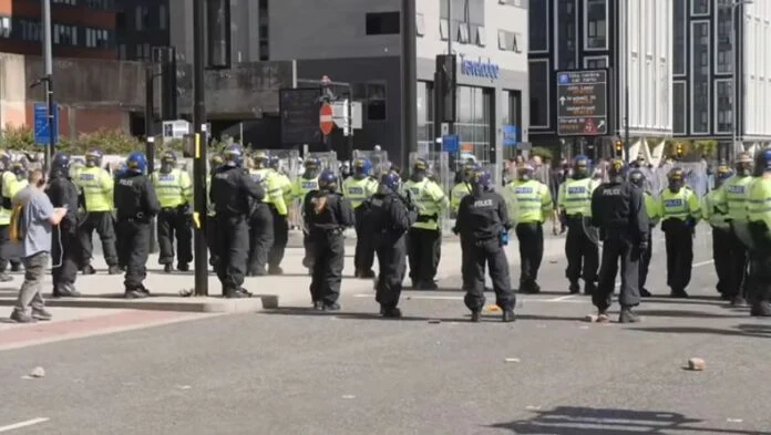 Το πιο δύσκολο βράδυ της Βρετανίας – Εμπλεκόμενοι απειλούν ζωές μέσω telegram