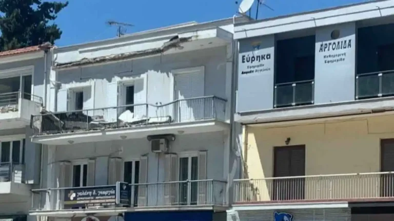 Κατέρρευσε μπαλκόνι στο Ναύπλιο! (VIDEO)