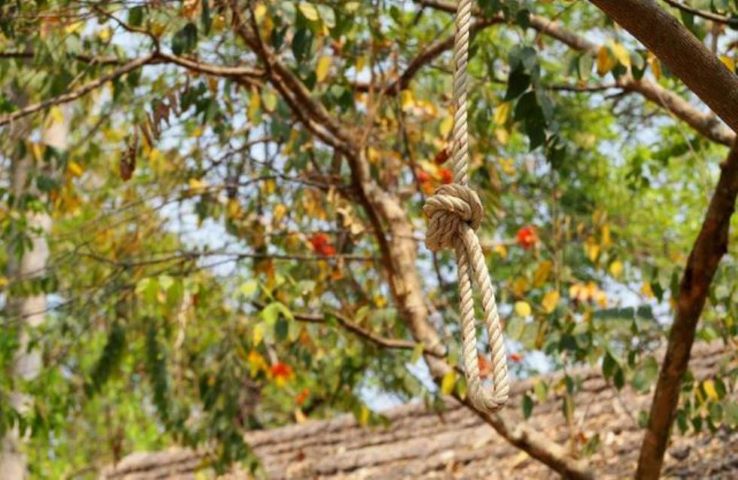 Κρεμασμένος σε δέντρο βρέθηκε 17χρονος