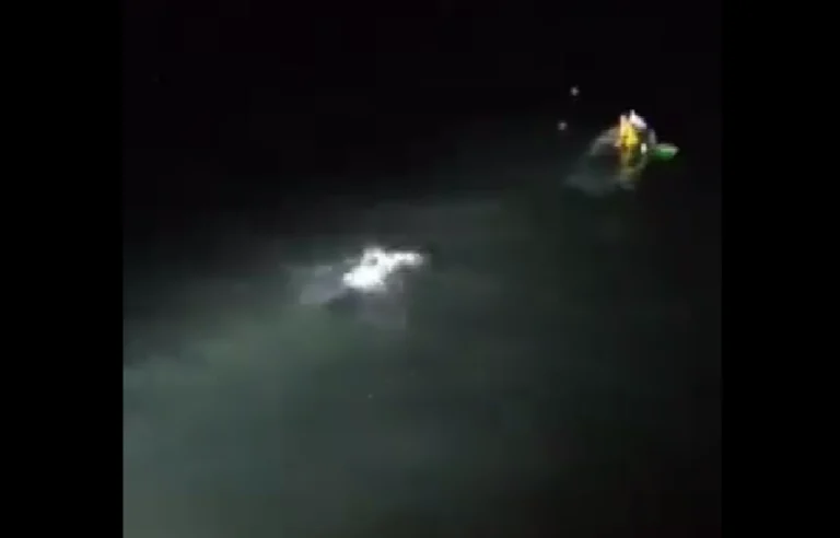 Βίντεο ντοκουμέντο: Η στιγμή που αστυνομικοί σώζουν 30χρονου που κινδύνευε με πνιγμό