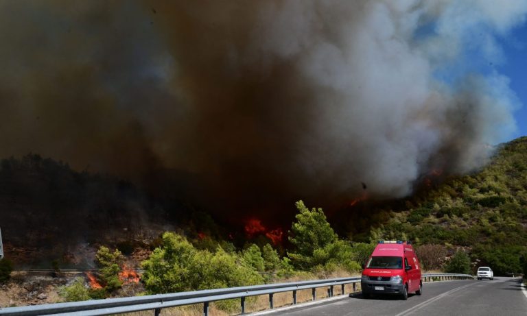 Καίγονται σπίτια στο Νταού Πεντέλης και στη Διώνη