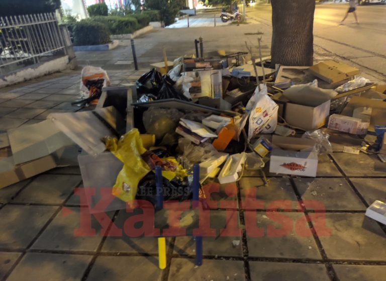 Πεζοδρόμιο… χωματερή στην Καλαμαριά (PHOTO)