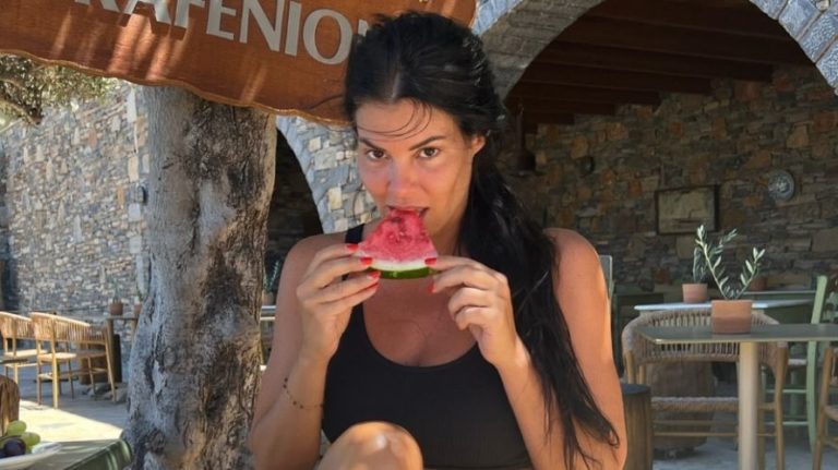 Διακοπές στην Κρήτη κάνει η Μαρία Κορινθίου (photo)