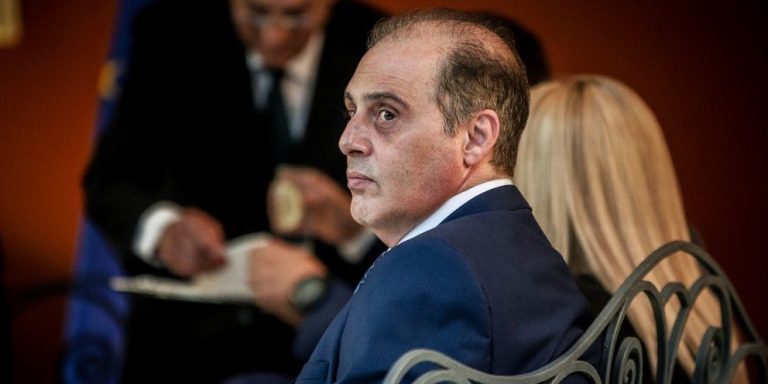 Ποιες φωτογραφίες θέλει να εξαφανίσει ο Βελόπουλος;