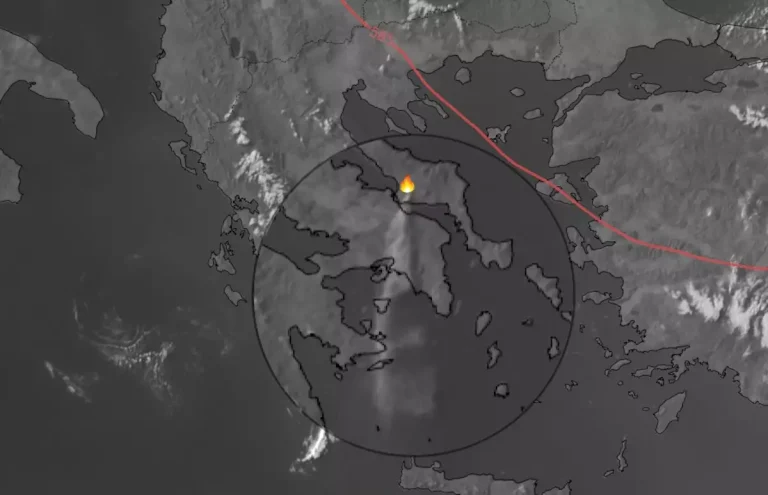 Ο καπνός από τη φωτιά στην Εύβοια έφτασε μέχρι το Μυρτώο πέλαγος (VIDEO)