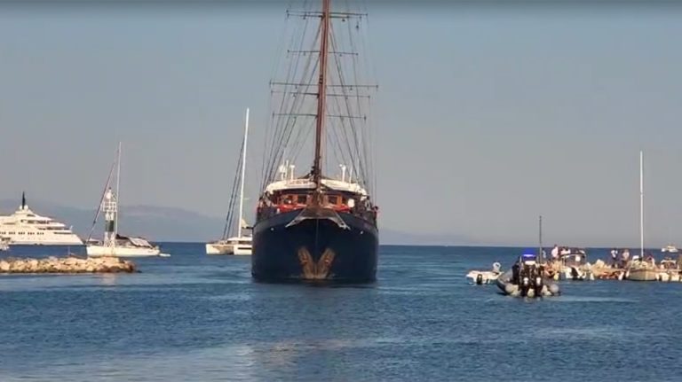 Προσάραξη σκάφους στους Παξούς: Τρομοκρατημένοι οι 48 επιβάτες