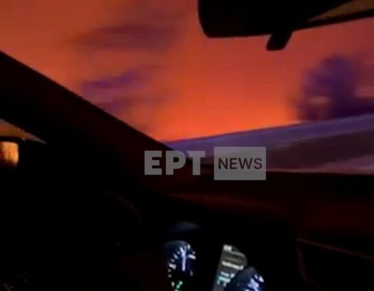 Η στιγμή που οι φλόγες περικυκλώνουν περιπολικό στον Μαραθώνα! (VIDEO)