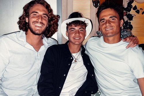 Φωτογραφίζονται ως μοντέλα ο Τσιτσιπάς με τα αδέρφια του (photo)