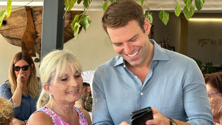 Στην Αρτέμιδα ο Κασσελάκης! Συνάντηση με στελέχη της νομαρχιακής επιτροπής του ΣΥΡΙΖΑ(PHOTO)