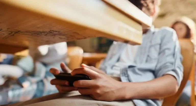 Η πρώτη αποβολή για χρήση κινητού μες την τάξη στην Πάτρα (video)