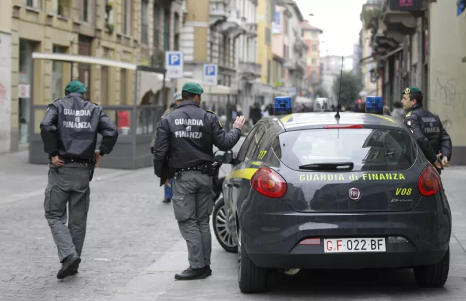 Μετανάστης έκλεψε την τσάντα της και εκείνη τον πάτησε με το αυτοκίνητο (video)
