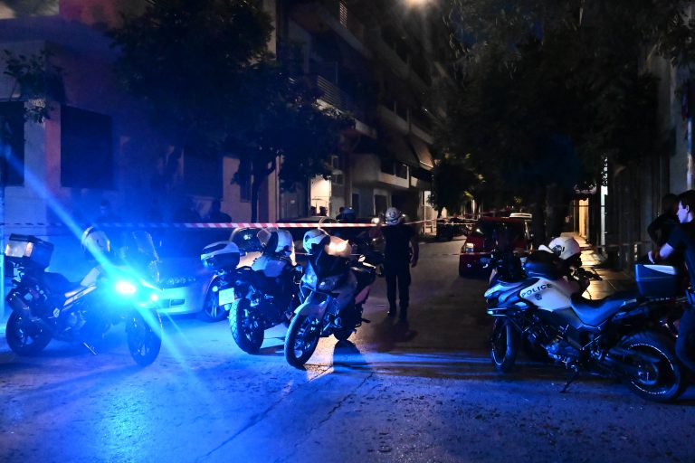 Πυροβολισμοί έξω από καφετέρια στο Βύρωνα- Ένας τραυματίας (video)