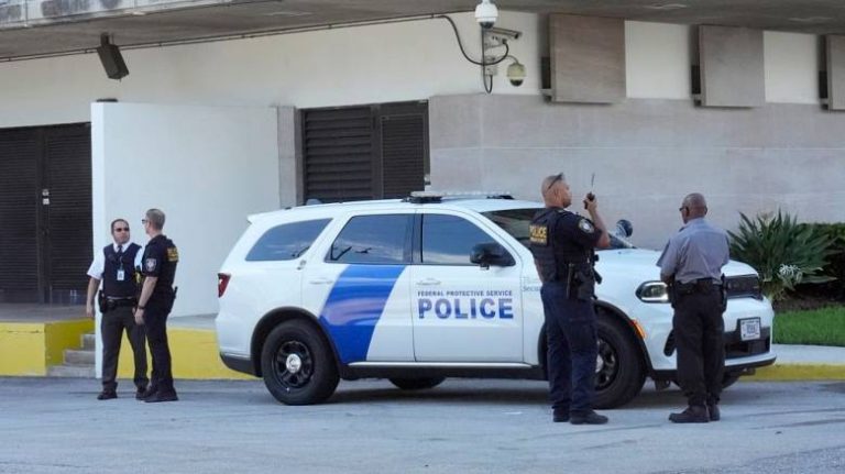 Πανικό έσπειρε άγνωστο που πέταξε αντικείμενο σε δικαστήριο στην Καλιφόρνια(video)