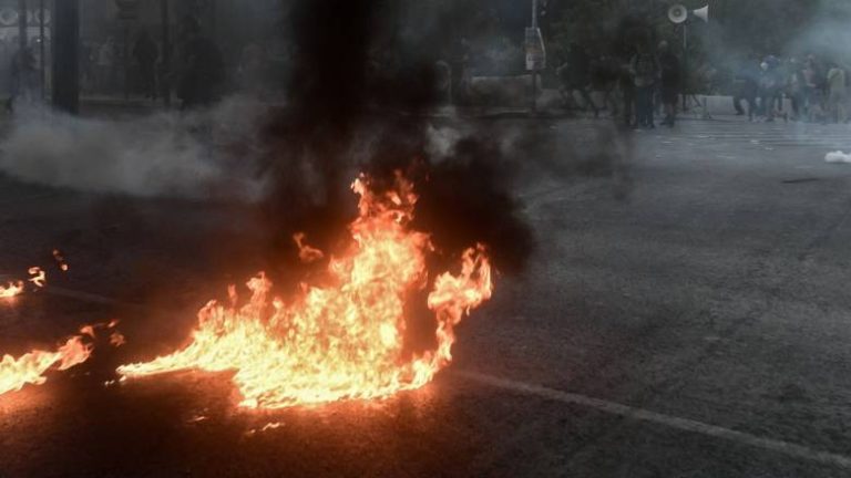 Επιθέσεις με μολότοφ και πετρες σε αστυνομικούς μετά το θάνατο του Πακιστανού