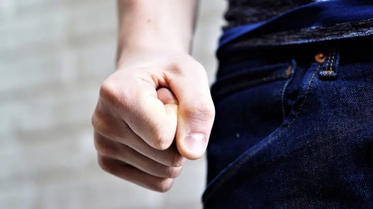 Αιμόφυρτος γυμνασιάρχης από επίθεση μαθητή στο Ηράκλειο (video)