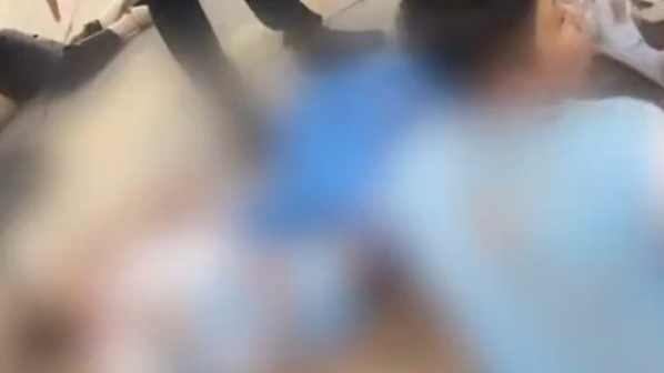 Σχολικό σκορπά το θάνατο στην είσοδο γυμνασίου στην Κίνα! (VIDEO)