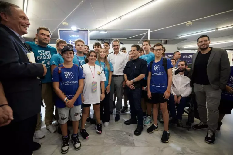 Ο Κυριάκος Μητσοτάκης ποζάρει με το… μέλλον!