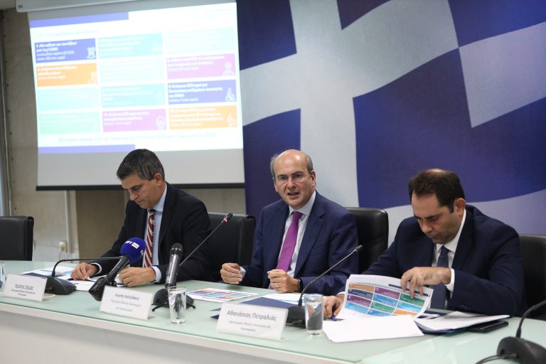 Η… ντουζίνα αυξήσεων αποδοχών και μειώσεων φόρων που ανακοίνωσε ο Χατζηδάκης