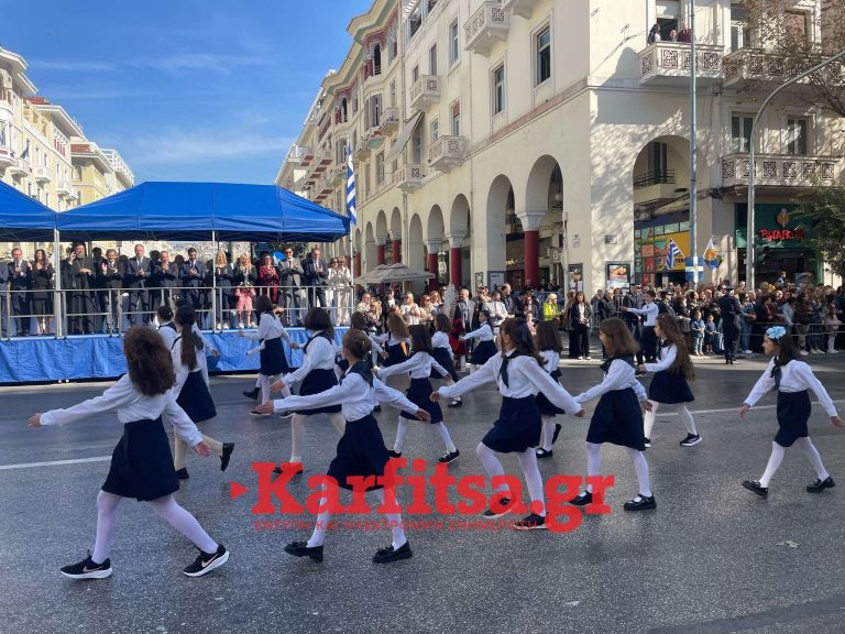 Εντυπωσιακές εικόνες από τη μαθητική παρέλαση στη Θεσσαλονίκη (photo+video)
